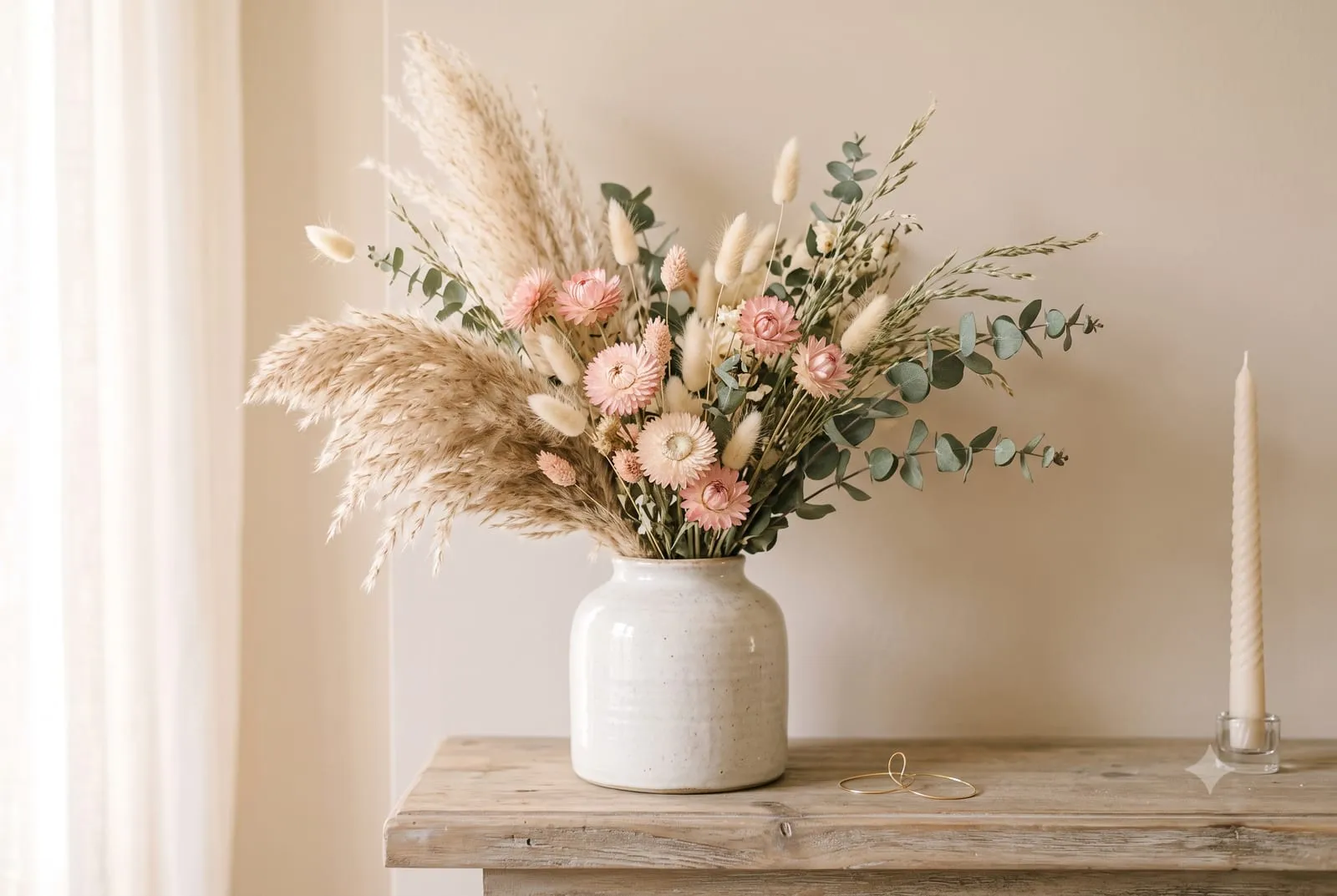 Trockenblumen-Arrangement mit Pampasgras in einer Vase in warmen Neutraltönen